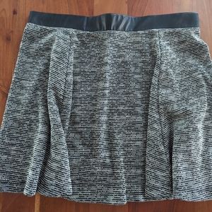 H&M black & white fall / winter circle skirt Size Medium Excellent Used Conditio